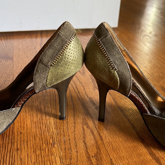 ◻️CARLOS SANTANA: Women’s dark green w/pattern pointed toe, heels, preowned◻️ - Picture 5 of 13